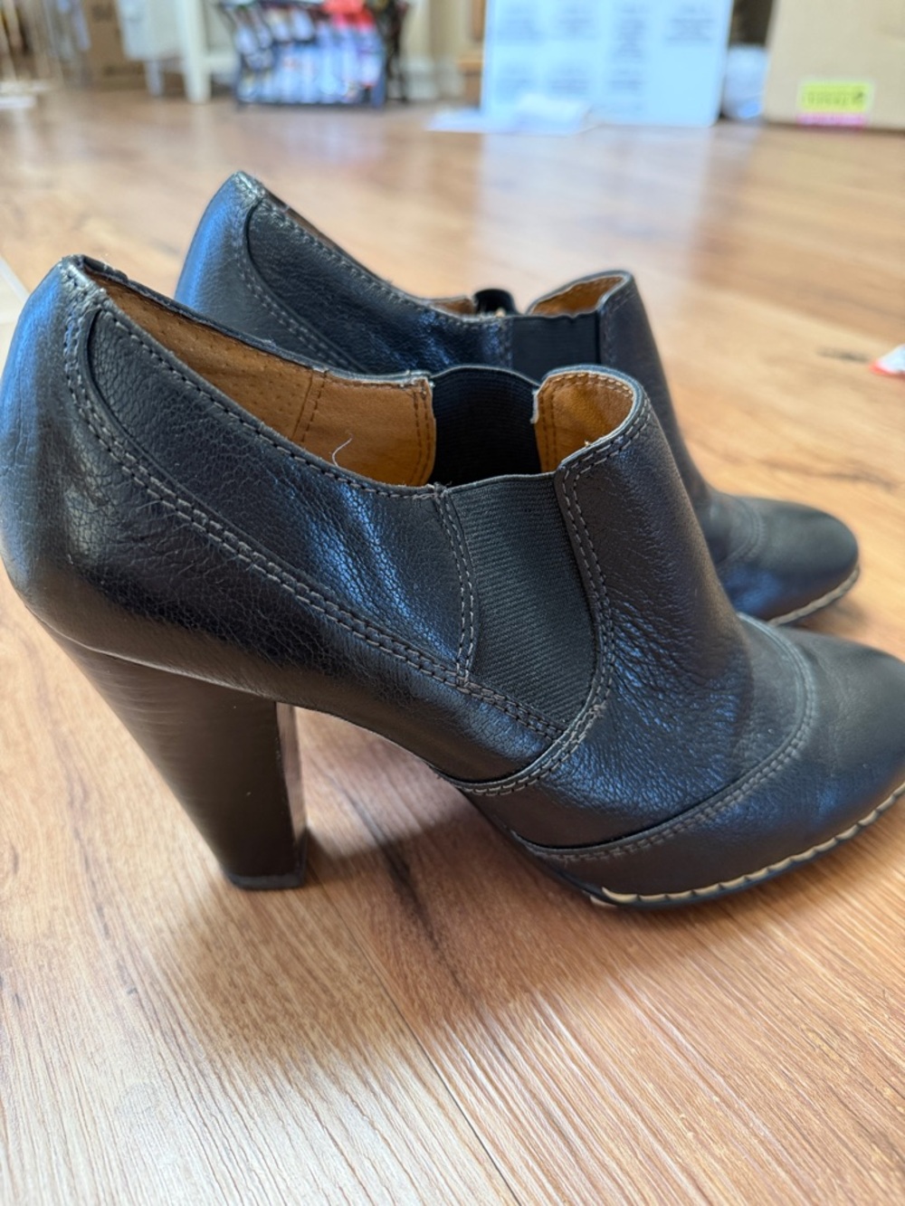Sofft leather healed booties, size 9